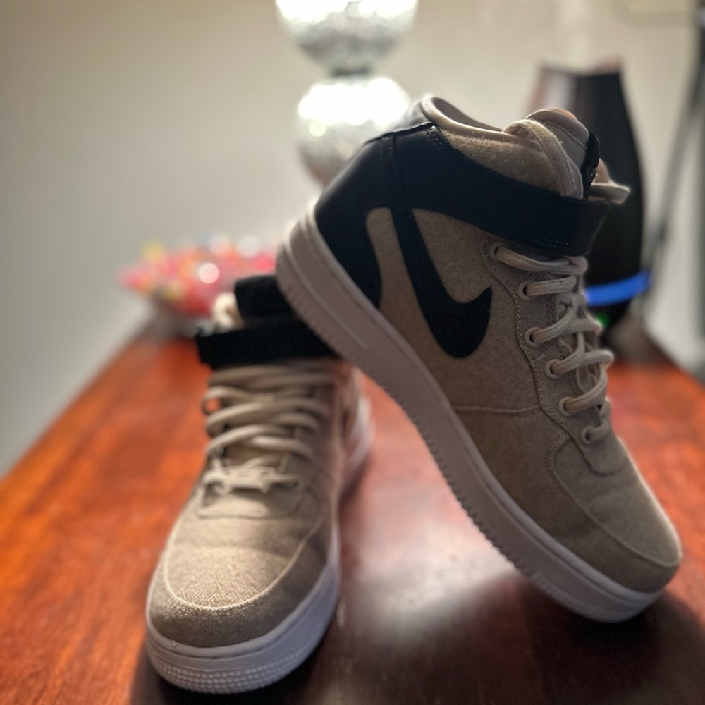 Nike Wmns Air Force 1 07 Mid Leather Premium
(((SMOKE-FREE HOME)))
